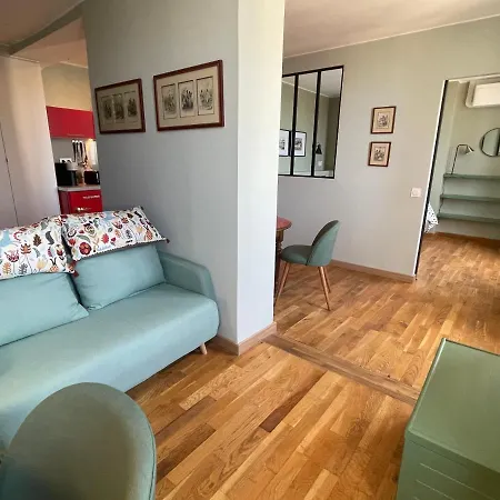 Apartment Mignon: Cozy Elevated In Historic