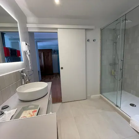 Mignon Calme Douillet Ascenseur Clim Etage Eleve Proche Parking Et Toutes Commodites Au Coeur Du Historique Toulon