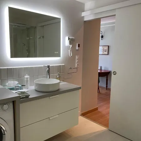 Mignon Calme Douillet Ascenseur Clim Etage Eleve Proche Parking Et Toutes Commodites Au Coeur Du Historique Apartment