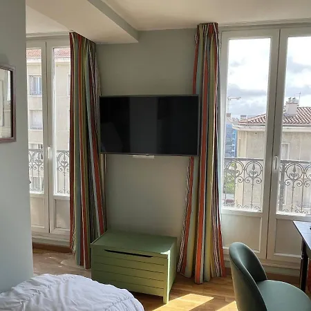Mignon Calme Douillet Ascenseur Clim Etage Eleve Proche Parking Et Toutes Commodites Au Coeur Du Historique Apartment Toulon