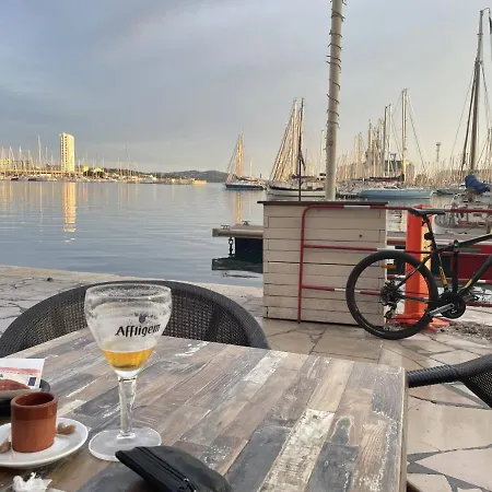 Mignon Calme Douillet Ascenseur Clim Etage Eleve Proche Parking Et Toutes Commodites Au Coeur Du Historique Apartment *