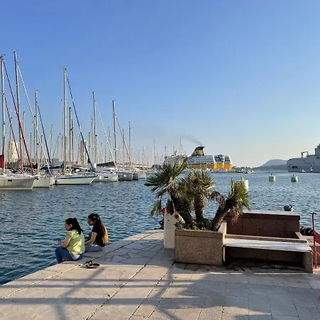 Mignon Calme Douillet Ascenseur Clim Etage Eleve Proche Parking Et Toutes Commodites Au Coeur Du Historique *