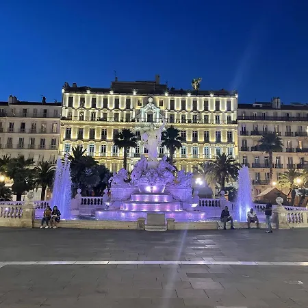 Mignon Calme Douillet Ascenseur Clim Etage Eleve Proche Parking Et Toutes Commodites Au Coeur Du Historique Appartement Toulon