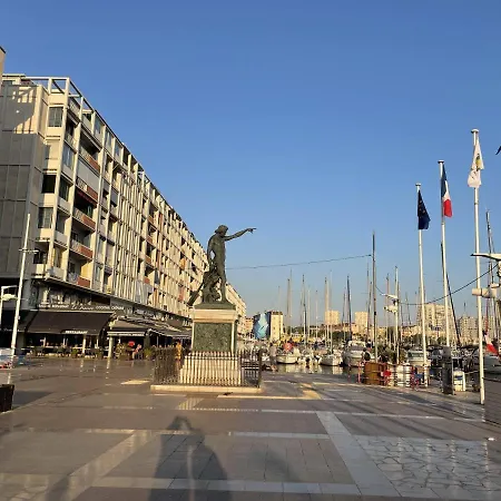 Mignon Calme Douillet Ascenseur Clim Etage Eleve Proche Parking Et Toutes Commodites Au Coeur Du Historique Apartment