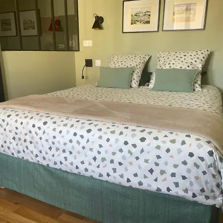 Mignon: Cozy Elevated In Historic Apartment