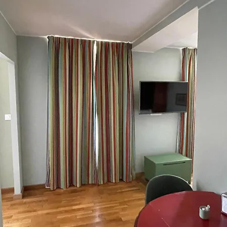 Mignon Calme Douillet Ascenseur Clim Etage Eleve Proche Parking Et Toutes Commodites Au Coeur Du Historique Appartement Toulon