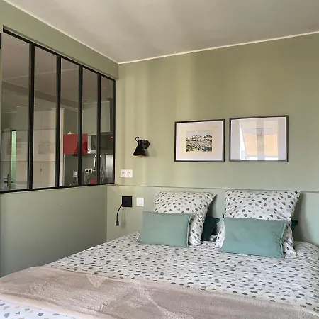 Mignon Calme Douillet Ascenseur Clim Etage Eleve Proche Parking Et Toutes Commodites Au Coeur Du Historique * Toulon