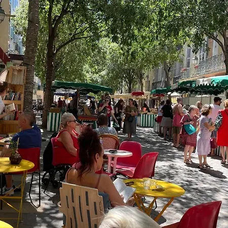 Mignon Calme Douillet Ascenseur Clim Etage Eleve Proche Parking Et Toutes Commodites Au Coeur Du Historique Appartement