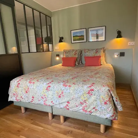 Mignon Calme Douillet Ascenseur Clim Etage Eleve Proche Parking Et Toutes Commodites Au Coeur Du Historique