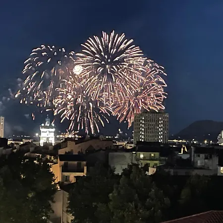 Apartment Mignon Calme Douillet Ascenseur Clim Etage Eleve Proche Parking Et Toutes Commodites Au Coeur Du Historique Toulon