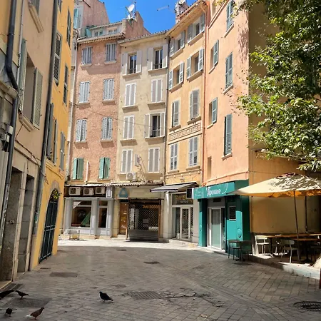 Mignon Calme Douillet Ascenseur Clim Etage Eleve Proche Parking Et Toutes Commodites Au Coeur Du Historique *