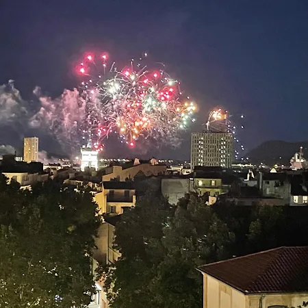 Mignon Calme Douillet Ascenseur Clim Etage Eleve Proche Parking Et Toutes Commodites Au Coeur Du Historique Apartment