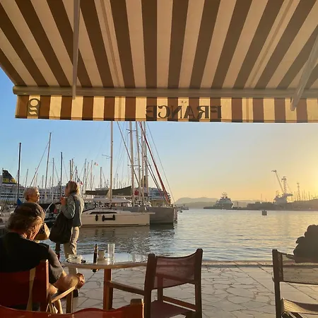 Apartamento Mignon Calme Douillet Ascenseur Clim Etage Eleve Proche Parking Et Toutes Commodites Au Coeur Du Historique Toulon