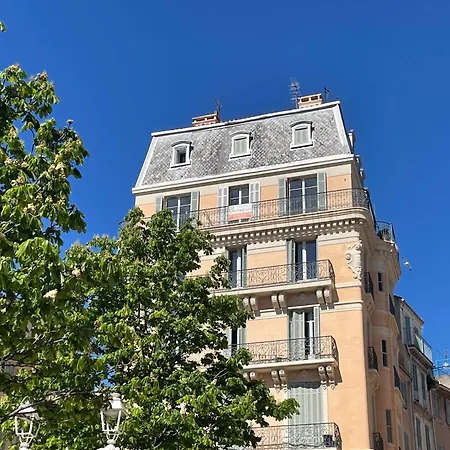 Mignon Calme Douillet Ascenseur Clim Etage Eleve Proche Parking Et Toutes Commodites Au Coeur Du Historique Apartment *