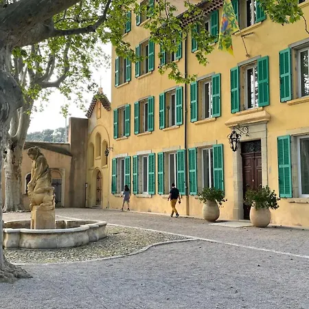 Mignon Calme Douillet Ascenseur Clim Etage Eleve Proche Parking Et Toutes Commodites Au Coeur Du Historique *